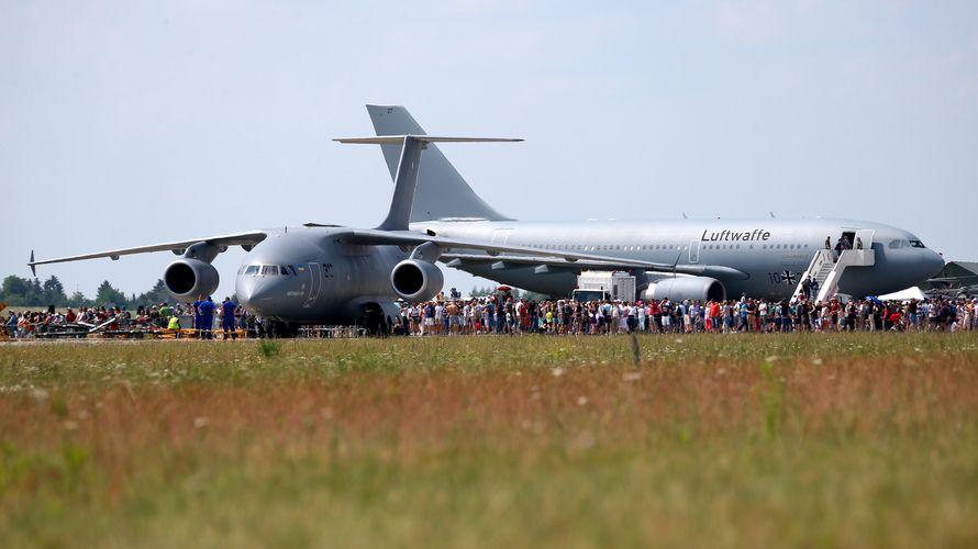 Viele Besucher strömen zur Internationalen Luft- und Raumfahrtausstellung (ILA) auf den Flughafen Berlin-Schönefeld, hier ein Bild von 2016 Foto: Bundeswehr/Carsten Vennemann