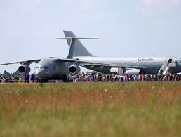 Viele Besucher strömen zur Internationalen Luft- und Raumfahrtausstellung (ILA) auf den Flughafen Berlin-Schönefeld, hier ein Bild von 2016 Foto: Bundeswehr/Carsten Vennemann