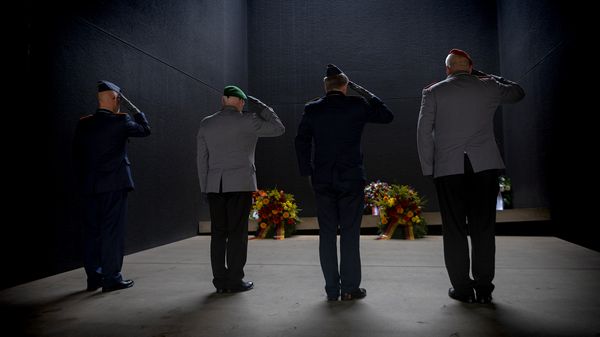 Eine Abordnung des Deutschen BundeswehrVerbandes legte Kränze am Ehrenmal der Bundeswehr am Bendlerblock nieder. Foto: DBwV/Yann Bombeke