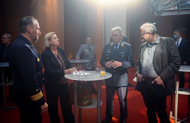 Die Wehrbeauftragte Eva Högl im Gespräch mit dem Bundestagabgeordneten Tobias Pflüger (r.), dem Vorsitzenden Marine im Bundesvorstand, Fregattenkapitän Marco Thiele (l.), und dem Stellvertretenden Bundesvorstzenden Hauptmann Andreas Steinmetz. Foto: DBwV/Bombeke