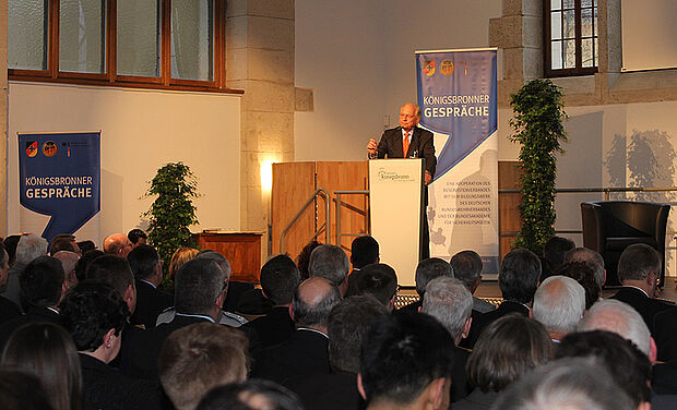 Wolfgang Ischinger referiert bei den vierten Königsbronner Gesprächen.