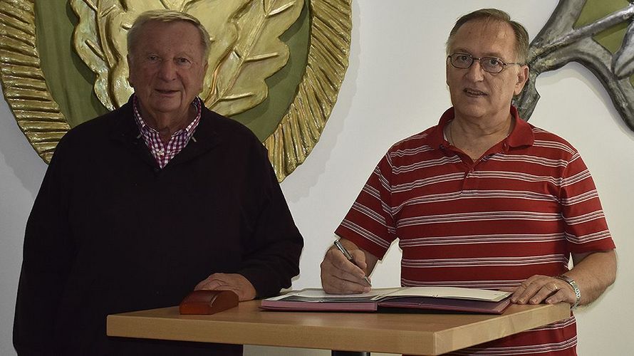 (v.l): Oberstleutnant a.D. Karlheinz Fiebig und Stabsfeldwebel a.D. Ekkehard Wiehn bedanken sich mit einem Eintrag im Gästebuch. Foto: Oberstleutnant a.D. Karlheinz Fiebig