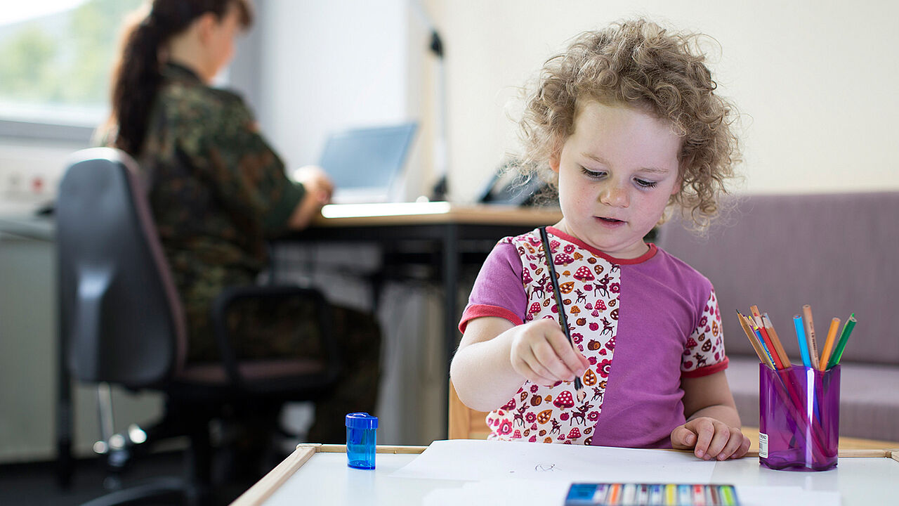 Soldatin mit Kind. Laufbahnnachteile durch Kinderbetreuung soll es nach einer Änderung der Soldatenlaufbahnverordnung nun nicht mehr geben