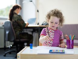 Soldatin mit Kind. Laufbahnnachteile durch Kinderbetreuung soll es nach einer Änderung der Soldatenlaufbahnverordnung nun nicht mehr geben