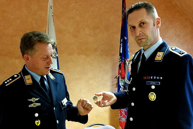Hauptmann Andreas Steinmetz händigt Hauptfeldwebel Born die "Coin" aus. Foto: DBwV