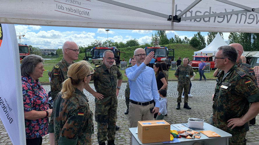 Prominenten Besuch am DBwV Stand gab es Koblenz. Gleich zu Veranstaltungsbeginn besuchte Staatssekretär Peter Tauber gemeinsam mit dem Inspekteur des Sanitätsdienstes der Bundeswehr          Generaloberstabsarzt Dr. Ulrich Baumgärtner, sowie dem Kommandeur Zentrum Innere Führung Generalmajor Reinhardt Zudrop und Kornelia Lehnig-Emden, erste Direktorin beim BAAINBw, das Team  des Bundeswehrverbandes. Foto: DBwV/Zenz