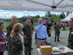 Prominenten Besuch am DBwV Stand gab es Koblenz. Gleich zu Veranstaltungsbeginn besuchte Staatssekretär Peter Tauber gemeinsam mit dem Inspekteur des Sanitätsdienstes der Bundeswehr          Generaloberstabsarzt Dr. Ulrich Baumgärtner, sowie dem Kommandeur Zentrum Innere Führung Generalmajor Reinhardt Zudrop und Kornelia Lehnig-Emden, erste Direktorin beim BAAINBw, das Team  des Bundeswehrverbandes. Foto: DBwV/Zenz