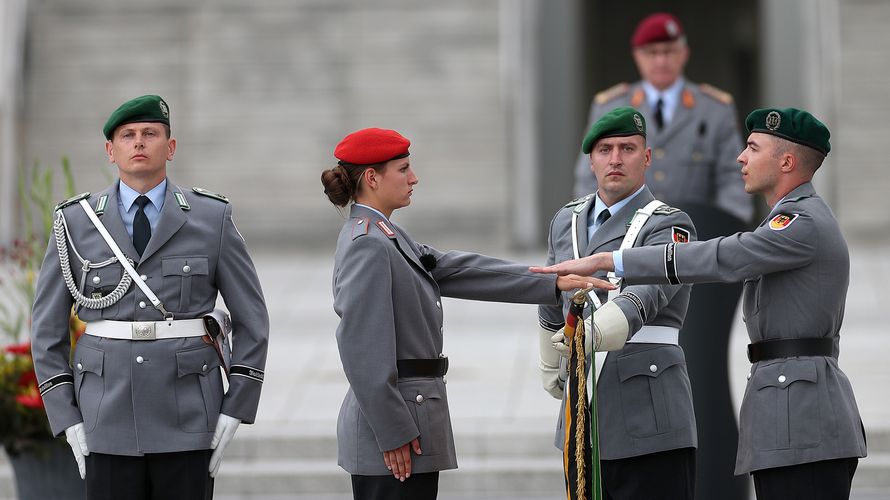 Insgesamt 101 Rekrtinnen und Rekruten legten auf dem Paradeplatz am Bendlerblock ihr Gelöbnis ab. Foto: Bundeswehr/Sebastian Wilke