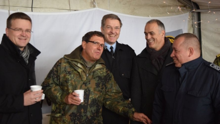 Besuchten den Weihnachtsmarkt beim BAPersBw: Bundesvorsitzender Oberstleutnant André Wüstner und sein Stellvertreter Oberstabsfeldwebel a.D. Jürgen Göhrlich Foto: TruKa BAPersBw