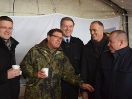 Besuchten den Weihnachtsmarkt beim BAPersBw: Bundesvorsitzender Oberstleutnant André Wüstner und sein Stellvertreter Oberstabsfeldwebel a.D. Jürgen Göhrlich Foto: TruKa BAPersBw