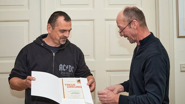 Vorsitzender Bernd Uiffinger (l) überreicht Stabsfeldwebel Siegfried Höppner Treueurkunde für 25-jährige Mitgliedschaft. Foto: DBwV/Ingo Kaminsky