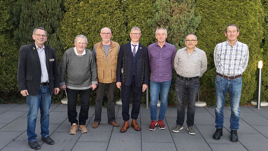 Der Vorstand der Kameradschaft ERH mit Vorsitzendem Oberstabsfeldwebel a.D. Erwin Vohrer (4.v.l.). Foto: sKERH Engstingen