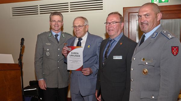 Bundesvorsitzender Oberst André Wüstner zeichnete Hauptmann a.D./Stabshauptmann d.R. Eberhard Herpich mit der Verdienstnadel des Deutschen BundeswehrVerbandes in Gold aus. Foto: Ingo Kaminsky