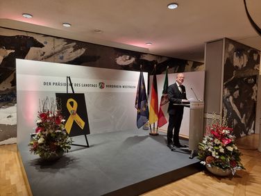 Anlässlich der Geburtsstunde der Bundeswehr, am 12. November 1955 erhielten die ersten Freiwilligen in der Bonner Ermekeilkaserne ihre Ernennungsurkunde. André Kuper, Präsident des Landtags Nordrhein-Westfalen, empfing die Gäte zu einem Parlamentarischen Austausch. Foto: DBwV
