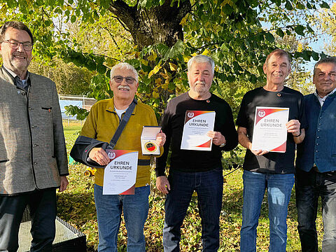 Die bei der Mitgliederversammlung vom Vorsitzenden Oberstleutnant a.D. Rüdiger Pauli (v.l.n.r.) geehrten Mitglieder Stabsfeldwebel a.D. Karl-Heinz Bohl, Stabsfeldwebel a.D. Ludwig Vogl und Stabsfeldwebel a.D. Michael Lark sowie Bezirksvorsitzender Stabsfeldwebel a.D. Franz Jung. Foto: Walter Proneth