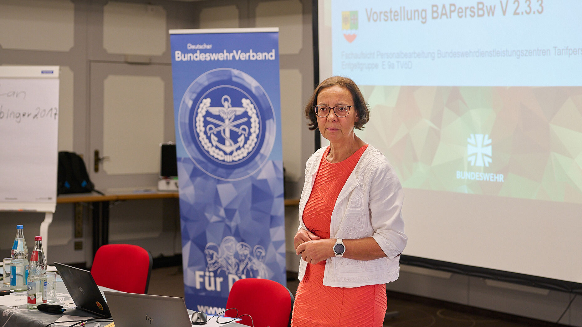 Referatsleiterin Astrid Wenig vom BAPersBw stellte die Arbeit der Fachaufsicht Personalbearbeitung für Tarifpersonal vor. Foto: DBwV/ik