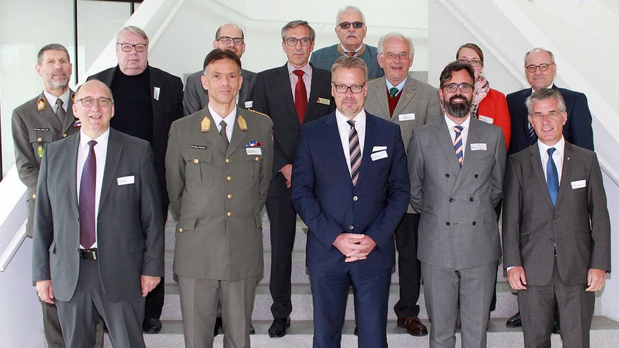 Referenten und Moderator (vorn) mit Veranstaltern des Bodensseekongresses (2./3. R.) 1.R. v.l.n.r.: Divisionär aD Jakob Baumann (CH), Brigadier MMag Wolfgang Peischel (AUT), PD Dr. Markus Kaim (DEU), Dr. Dieter Wicki (CH), Oberst Thomas Hugentobler (CH)