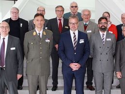 Referenten und Moderator (vorn) mit Veranstaltern des Bodensseekongresses (2./3. R.) 1.R. v.l.n.r.: Divisionär aD Jakob Baumann (CH), Brigadier MMag Wolfgang Peischel (AUT), PD Dr. Markus Kaim (DEU), Dr. Dieter Wicki (CH), Oberst Thomas Hugentobler (CH)