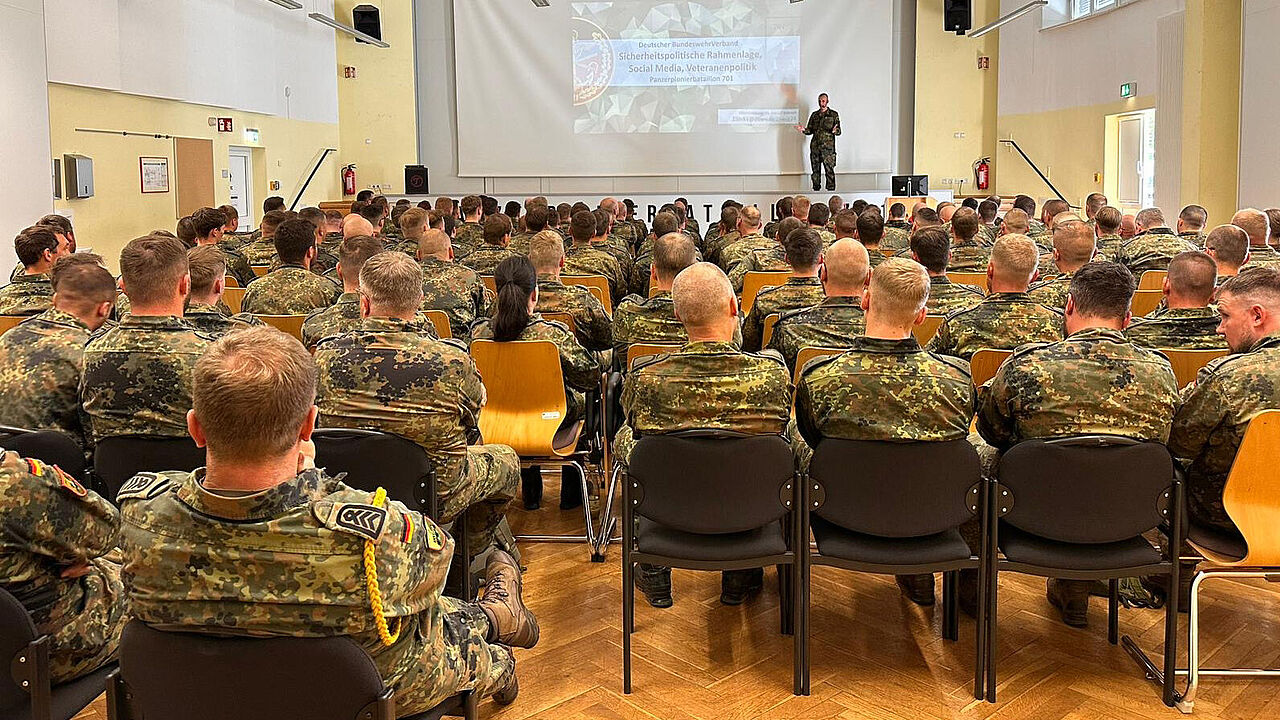 Rund 150 Soldatinnen und Soldaten folgten in Gera den Ausführungen von Oberstleutnant i.G. Marcel Bohnert. Foto: DBwV