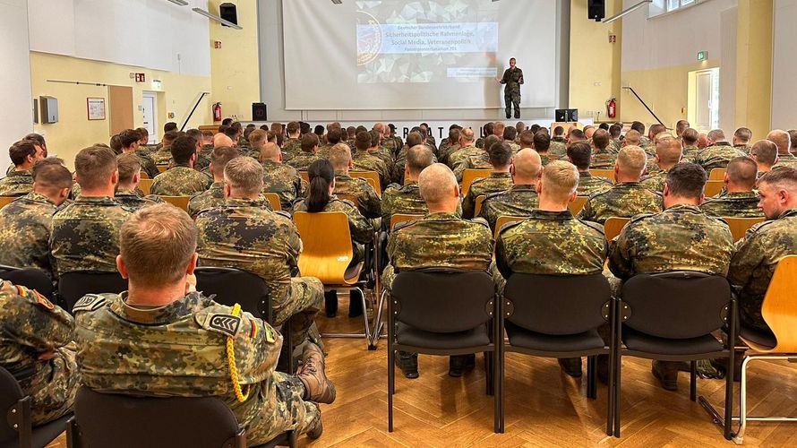 Rund 150 Soldatinnen und Soldaten folgten in Gera den Ausführungen von Oberstleutnant i.G. Marcel Bohnert. Foto: DBwV