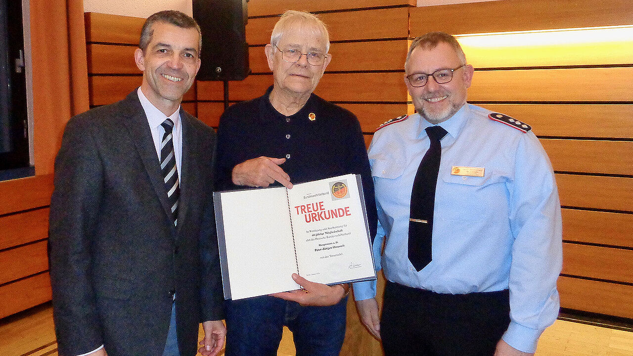 Bezirksvorsitzender Hauptmann Heiko Schäfer nutzte die Vorstandswahl zur Mitgliederinformation und Ehrung. Foto: KERH Idar-Oberstein