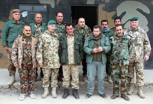 Die Bundeswehr leistet seit über einem Jahr Ausbildungsunterstützung vor Ort. Rechts im Bild: Oberstleutnant Thomas Behr, Vorsitzender Heer im Deutschen BundeswehrVerband. Foto: PIZ Heer