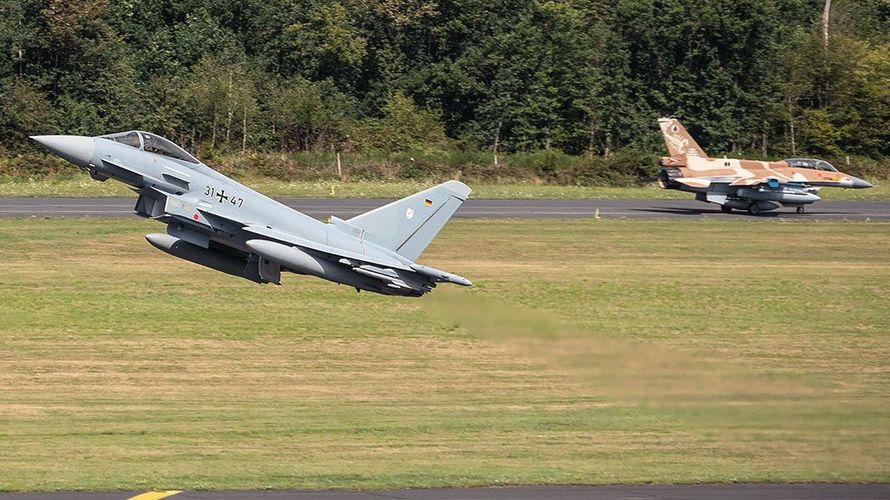 Auf dem Fliegerhorst Nörvenich startet ein Eurofighter der Luftwaffe. Im Hintergrund ist ein F-16-Kampfjet der israelischen Luftstreitkräfte zu sehen. Foto: Bundeswehr/Jane Schmidt