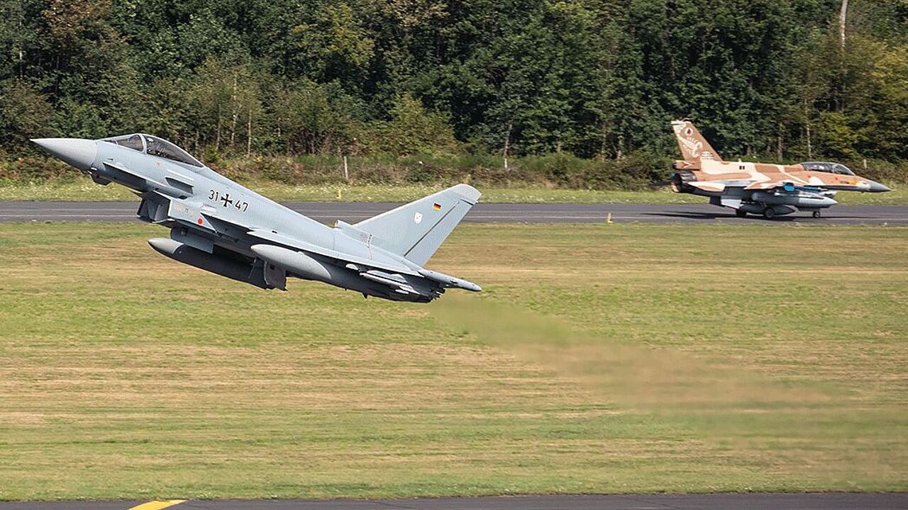 Auf dem Fliegerhorst Nörvenich startet ein Eurofighter der Luftwaffe. Im Hintergrund ist ein F-16-Kampfjet der israelischen Luftstreitkräfte zu sehen. Foto: Bundeswehr/Jane Schmidt