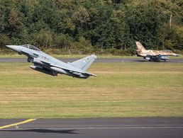 Auf dem Fliegerhorst Nörvenich startet ein Eurofighter der Luftwaffe. Im Hintergrund ist ein F-16-Kampfjet der israelischen Luftstreitkräfte zu sehen. Foto: Bundeswehr/Jane Schmidt