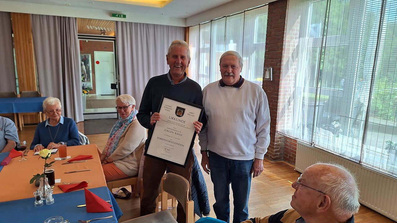 Jürgen Rahlf wurde durch Ulf Brandt ausgezeichnet (von links). Foto: DBwV