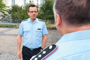 Ängste und Befürchtungen  Viele Menschen in der Bundeswehr, die während der kurzfristigen Zwangspause zu Hause blieben, mussten sich selbstständig mit aktuellen Informationen versorgen. Hier konnten zum Teil die Netzwerke des Deutschen BundeswehrVerbandes (DBwV) aushelfen. Entweder über die Kameradschaften vor Ort (wobei auch diese von Kontakt- beziehungsweise Ausgangsbeschränkungen betroffen waren), der DBwV-Webseite – auf der schnellstmöglich Themenfelder eingestellt wurden – oder im internen Bereich für Mitglieder, wo Informationen von hauptamtlichen Mitarbeitern und Mandatsträgern zur aktuellen Lage veröffentlicht wurden.   Auch gab es Ängste und Befürchtungen bei vielen Beschäftigten. Dabei ging es bei den Menschen zum Teil um die Existenzängste aufgrund der Befürchtung, den Arbeitsplatz zu verlieren, finanzielle Einbußen, weil das Aufgabengebiet nicht Homeoffice-fähig war oder keine IT-Ausstattung zur Verfügung stand sowie die Sorge, dass Zeitgutschriften oder Erholungsurlaub nicht ausreichen, diese Zeiten aufzufangen. Denn keiner wusste, wie lange diese besondere Zeit noch anhält. Auch hier galt es für die Menschen in der Bundeswehr ein offenes Ohr zu haben, sie zu beraten und zu unterstützen. Gerade durch das DBwV-Fachpersonal – egal ob ehren- oder hauptamtlich – konnten viele Bedenken aus der Welt geschafft werden.   Herausforderungen  Aktuell ist mit Sicherheit der Mangel an Hardware sowie die limitierte Server-Kapazität die größte Herausforderung bei der Telearbeit und beim mobilen Arbeiten. „Es wäre sinnvoll im Nachgang zu Corona die IT-Konzepte der einzelnen Dienststellen zu überarbeiten und die Ausstattung mit Rechnern unter anderen Aspekten neu zu betrachten“, meint auch Regierungsamtsrätin Indre Bonesteel, Gruppensprecherin der Beamtengruppe im Bezirkspersonalrat der Streitkräftebasis. Vor allem wäre eine grundsätzliche Ausstattung der Mitarbeiter mit Hardware, die das sogenannte mobile Arbeiten II ermöglicht, sinnvoll. Damit wäre ein phasenweises ortsunabhängiges Arbeiten für die Angehörigen der Bundeswehr jederzeit in Absprache mit den Vorgesetzten und bezogen auf die reale Arbeitssituation möglich.  Hinzu kommt, dass in manchen Bereichen der Bundesrepublik Deutschland der Ausbau des Internets noch nicht so weit vorangeschritten ist. Die jetzige Situation hat gezeigt, wie wichtig die Netzanbindung für eine funktionierende Gesellschaft ist. Für Eltern und Schüler, Mitarbeiter und Firmen sind eine gute Internetanbindung und natürlich funktionierende Hardware essenziell in einer Krise! Hier müssen sich Deutschland und die Bundeswehr schnellstmöglich weiterentwickeln.   Welche Vorgänge und Maßnahmen durch mobiles Arbeiten ersetzt werden können, muss jede Dienststelle (je nach Auftrag) für sich treffen. In Bereichen, in denen der persönliche Kontakt zum Aufgabengebiet gehört, wie zum Beispiel in der Personalratsarbeit, in der Ausbildung oder im Truppendienst, ist dieses kaum umsetzbar. Leider wird dieses jedoch auch in Bereichen, die für dieses Thema prädestiniert wären, teilweise kategorisch abgelehnt, weil die Vorgesetzten eine Präsenzkultur pflegen. Oftmals fehlt auch das Vorstellungsvermögen für die Möglichkeiten, die sich dank der heutigen Technik bieten. Viele kreative Lösungen, die man in den letzten Wochen und Monaten gefunden hat, führen vielleicht zu einer geänderten Betrachtungsweise.  Nachteile und Gefahren  Es besteht einerseits die Gefahr der möglichen Überlastung der Menschen in der Bundeswehr durch die fehlenden Abgrenzung zwischen Dienst und Freizeit. Die Übergänge werden schnell fließend, und wenn jemand permanent erreichbar ist, dann stellt sich nie das Gefühl des „Feierabends“ und das damit verbundene Abschalten ein.  Auch ein erhöhtes Arbeitsaufkommen und der Wunsch, dieses schnell zu bewältigen, kann schnell in eine Überforderung führen, zumal das Korrektiv eines Kollegen oder Vorgesetzten fehlt. Andererseits findet auch eine schnelle Loslösung aus dem sozialen Verband des Arbeitsumfeldes statt. Der Austausch beschränkt sich auf das Dienstliche und die Nuancen des sozialen Miteinanders werden nicht mehr betrachtet. Man löst sich aus dem Verbund und das Zugehörigkeitsgefühl zur Arbeit und zur Dienststelle geht schnell verloren. Dies sollte nie aus den Augen verloren werden, meint auch Indre Bonesteel.  Zusammengefasst  Die  Telefonkonferenzen zwischen dem Vorstand des Hauptpersonalrats beim Bundesministerium der Verteidigung und den Vorständen der Bezirkspersonalräte führten dazu, dass aktuelle Informationen von der Leitung des Verteidigungsministerium an die Stufenvertretungen  schnell weitergeleitet werden und auf diesem Weg auch über die Herausforderungen in den einzelnen Organisationsbereichen transportiert werden konnten. So sind Probleme teilweise schnell gelöst wurden. Auch wenn man sich nun langsam in Richtung Normalbetrieb bewegt, sollte man die Erkenntnisse des „Corona-Notbetriebes“ analysieren und diese vielleicht auch in den Normalbetrieb übertragen. So wie in der Streitkräftebasis, ging es in fast allen anderen Personalräten der Bundeswehr in den letzten Monaten etwas unkonventioneller zu. Aber alle haben die besondere Situation erkannt und das Beste für die Menschen in der Bundeswehr getan.