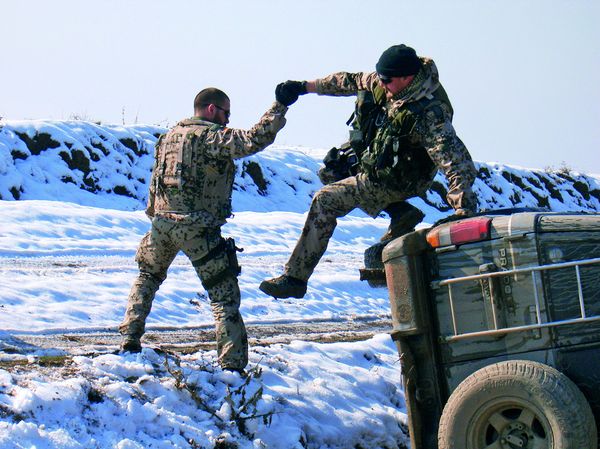 In Deutschland haben die Soldaten mit dem „Wolf“ trainiert, im Einsatzgebiet in Afghanistan sollen sie dann den Landcruiser des japanischen Herstellers Toyota beherrschen. Dieser Geländewagen landete im Schnee auf der Seite. Foto: Achim Wohlgethan/Econ-Verlag