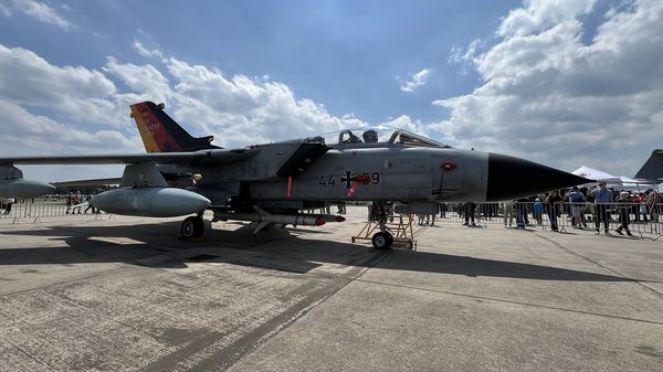 Faßberg ist Heimat der Heeresflieger, aber auch die Luftwaffe zeigte unter anderem mit einem Kampfjet Tornado Präsenz. Foto: DBwV/Sarina Flachsmeier
