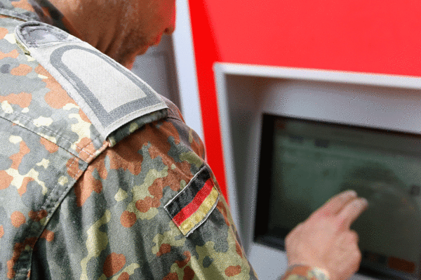 Für Soldaten ab 2020 nicht mehr nötig: Der Gang zum Fahrkartenautomat. Foto: DBwV/Schmidt
