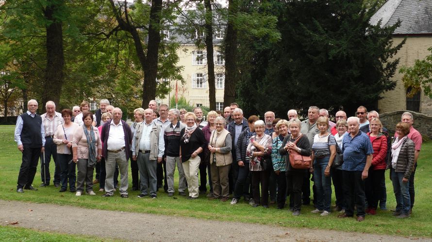 Teilnehmer der sKERH unter Führung von Stabsfeldwebel a.D. Norbert Frühwald (l.) vor dem ehemaligen Gästehaus der Bundesregierung auf dem Petersberg Foto: DBwV