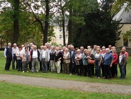 Teilnehmer der sKERH unter Führung von Stabsfeldwebel a.D. Norbert Frühwald (l.) vor dem ehemaligen Gästehaus der Bundesregierung auf dem Petersberg Foto: DBwV