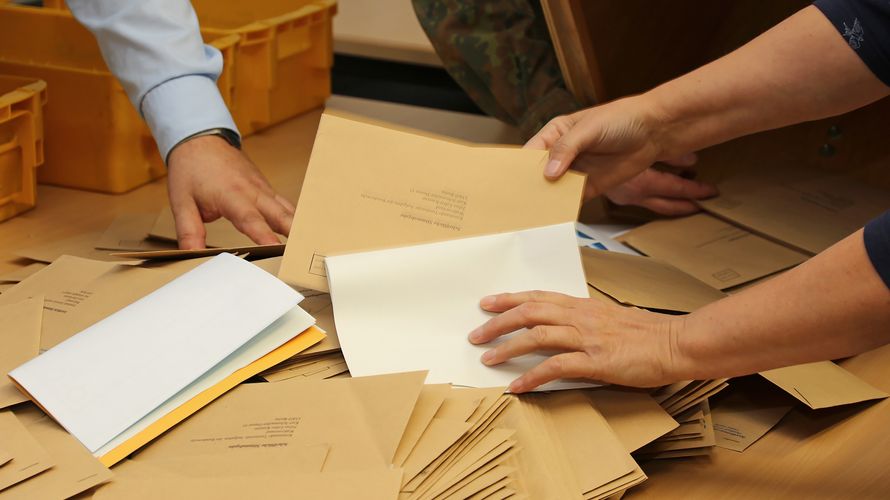 Die Auszählung der eingegangen Stimmzettel geriet vielerorts zum Marathon. Foto: Bundeswehr/Akbar