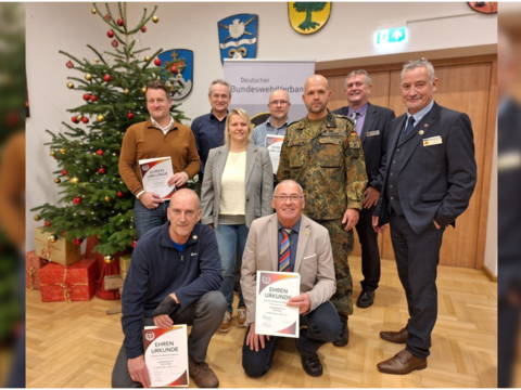 Die geehrten Mitglieder mit den Gästen der Jahresabschlussfeier der KERH Regen, darunter die Zweite Bgm‘in Sabrina Laschinger (4.vl.), der Kommandeur PzGrenBtl 122, Oberstleutnant Falko Dreher (7.v.l.) und KERH-Vorsitzender Stabsfeldwebel a.D. Alois Ebner (kniend rechts). Foto: KEHR Regen