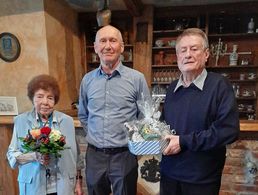 Vorsitzender Stabsfeldwebel a.D. Ludwig Birngruber (Mitte) bedankte sich bei den langjährigen Beisitzern Caroline Neumann und Stabsfeldwebel a.D. Rolf Böttcher. Foto: Lotter