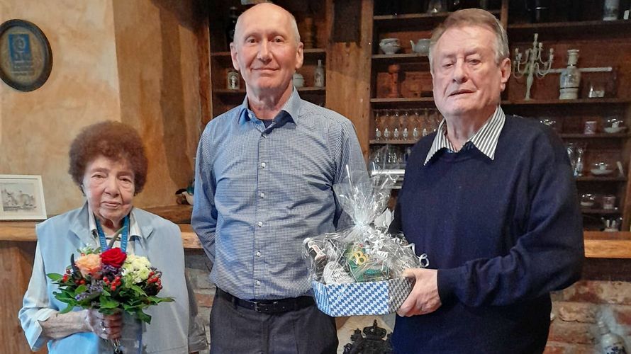 Vorsitzender Stabsfeldwebel a.D. Ludwig Birngruber (Mitte) bedankte sich bei den langjährigen Beisitzern Caroline Neumann und Stabsfeldwebel a.D. Rolf Böttcher. Foto: Lotter