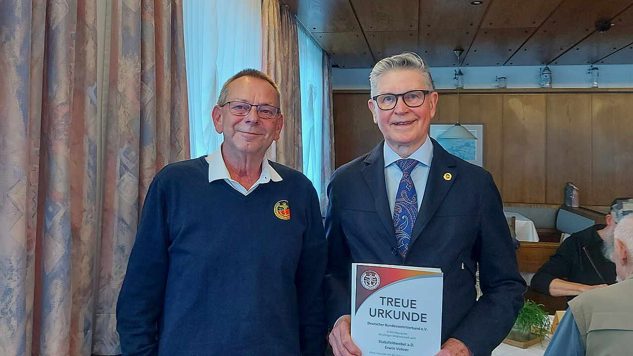 Anerkennung für 60 Jahre Mitgliedschaft im DBwV erfuhr der Gründer der KERH Engstingen, Stabsfeldwebel a.D. Erwin Vohrer, auf der Mitgliederversammlung in Gomadingen. Foto: Winfried Riedinger