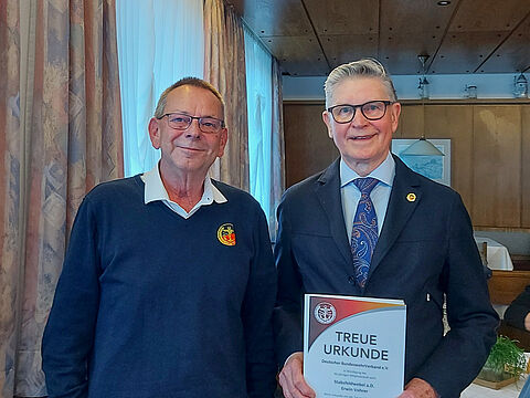 Anerkennung für 60 Jahre Mitgliedschaft im DBwV erfuhr der Gründer der KERH Engstingen, Stabsfeldwebel a.D. Erwin Vohrer, auf der Mitgliederversammlung in Gomadingen. Foto: Winfried Riedinger
