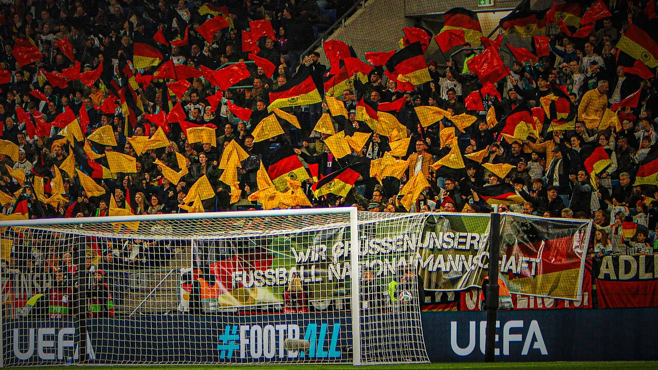 Mit Uniformen, Banner und Choreografie zeigten 500 Soldaten und ihre Familien bei der WM-Qualifikation der Fußballnationalmannschaft: Die Bundeswehr gehört zur Gesellschaft. Foto: Günther Ludwig