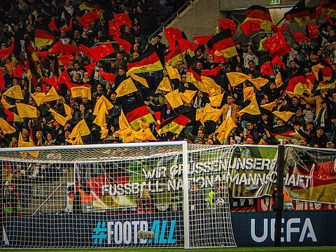 Mit Uniformen, Banner und Choreografie zeigten 500 Soldaten und ihre Familien bei der WM-Qualifikation der Fußballnationalmannschaft: Die Bundeswehr gehört zur Gesellschaft. Foto: Günther Ludwig
