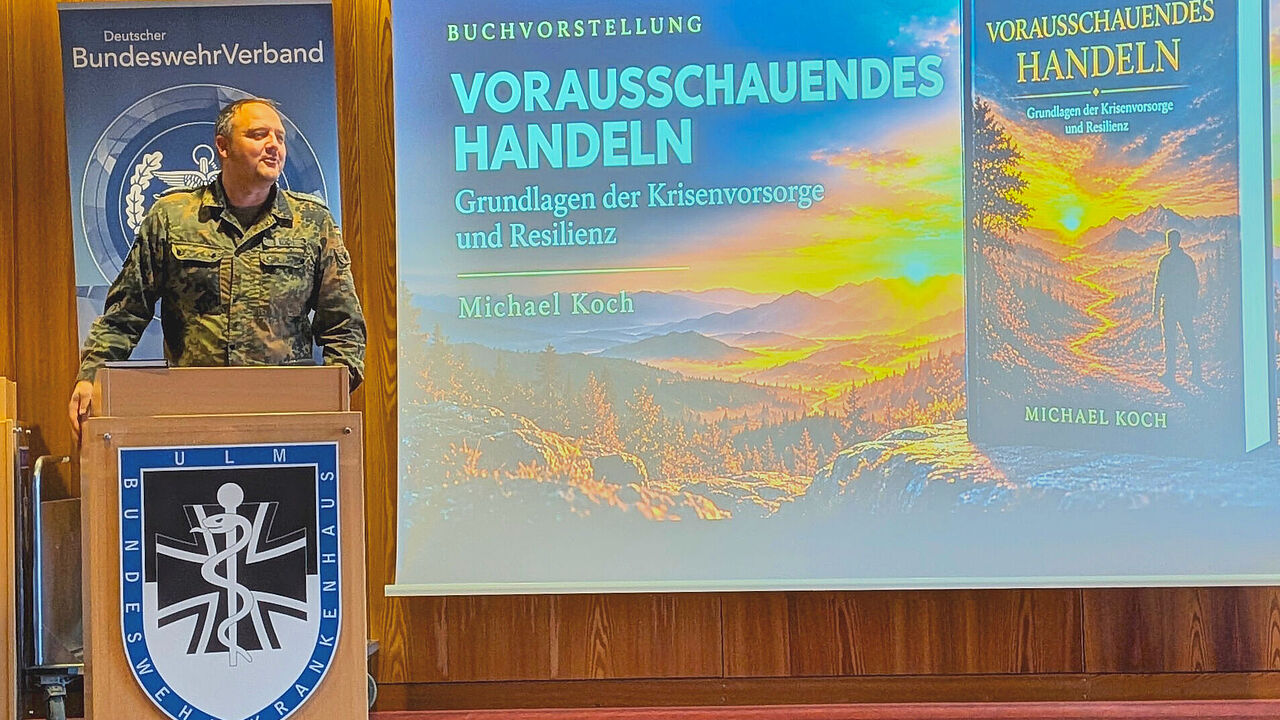 Oberstleutnant Michael Koch stellte bei der Mitgliederversammlung seiner TruKa BwKrhs Ulm sein Buch „Vorausschauend Handeln“ zur Krisenvorsorge vor. Foto: Olaf Abshagen
