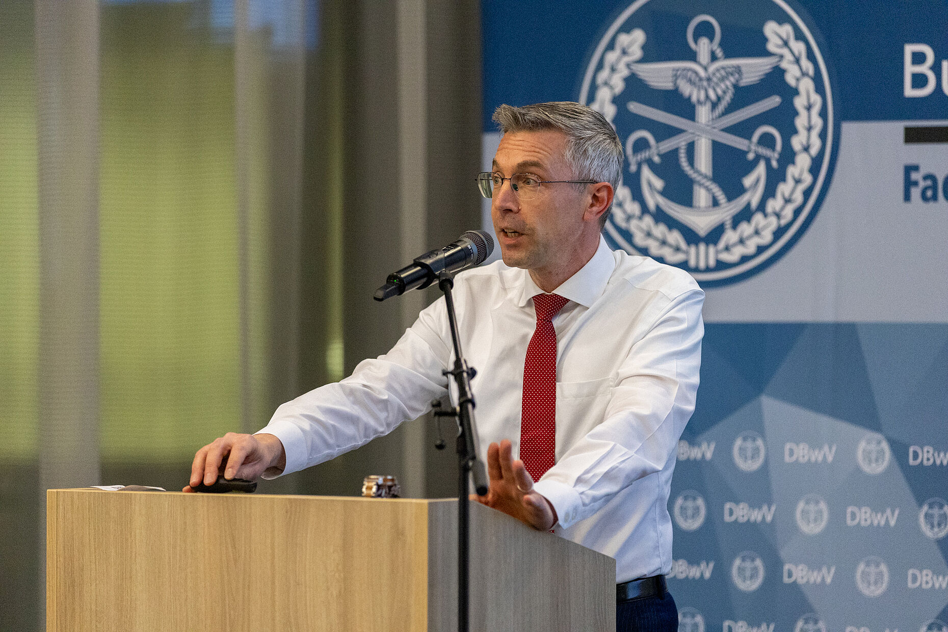 Major d.R. Christian Sieh, Justitiar des DBwV berichtete zu den rechtlichen Themen. Foto: DBwV/Sarina Flachsmeier