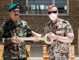 Brigadegeneral Ansgar Meyer (r.) übergab den symbolischen Feldlagerschlüssel an den afghanischen General Mohammed Zaheer Nazari. Foto: Bundeswehr/Torsten Kraatz