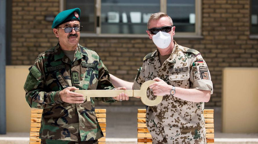 Brigadegeneral Ansgar Meyer (r.) übergab den symbolischen Feldlagerschlüssel an den afghanischen General Mohammed Zaheer Nazari. Foto: Bundeswehr/Torsten Kraatz