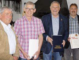 (v.l.): Vorsitzender Kurt Krummenauer mit den Jubilaren der KERH Kusel: Werner Gutensohn, Herbert Bollinger und Reiner Urhahn. Foto: Bernhard Mohr