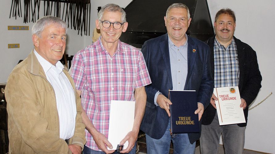 (v.l.): Vorsitzender Kurt Krummenauer mit den Jubilaren der KERH Kusel: Werner Gutensohn, Herbert Bollinger und Reiner Urhahn. Foto: Bernhard Mohr